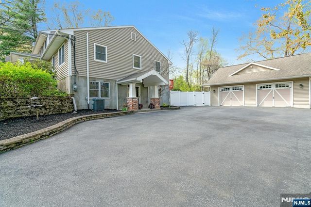 25 Dundee Court, Mahwah, NJ 07430