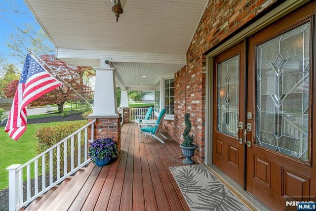 25 Dundee Court, Mahwah, NJ 07430