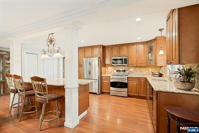 25 Dundee Court, Mahwah, NJ 07430