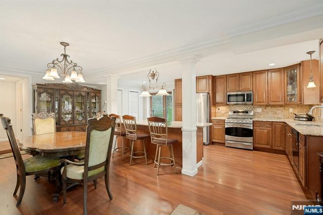 25 Dundee Court, Mahwah, NJ 07430