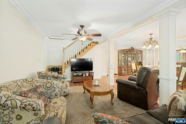 25 Dundee Court, Mahwah, NJ 07430