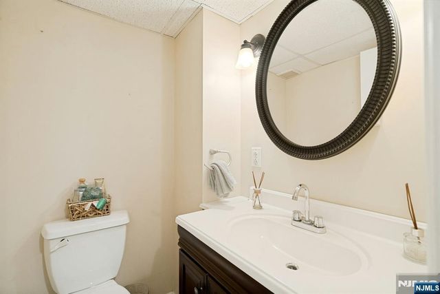 25 Dundee Court, Mahwah, NJ 07430