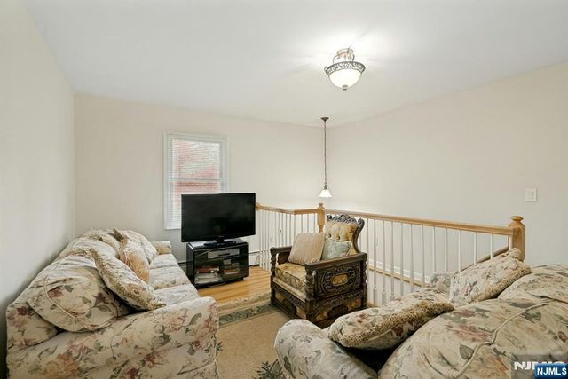 25 Dundee Court, Mahwah, NJ 07430