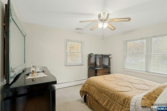 25 Dundee Court, Mahwah, NJ 07430