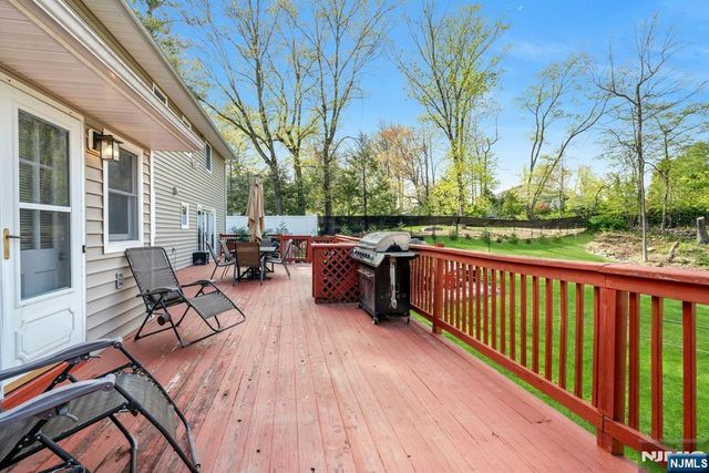 25 Dundee Court, Mahwah, NJ 07430