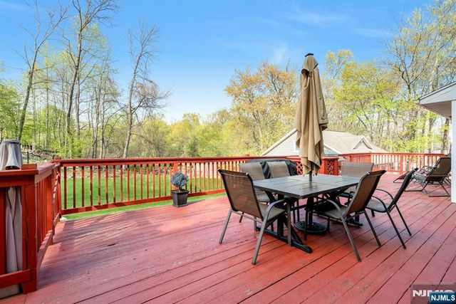 25 Dundee Court, Mahwah, NJ 07430