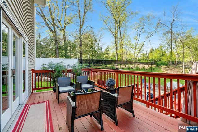 25 Dundee Court, Mahwah, NJ 07430