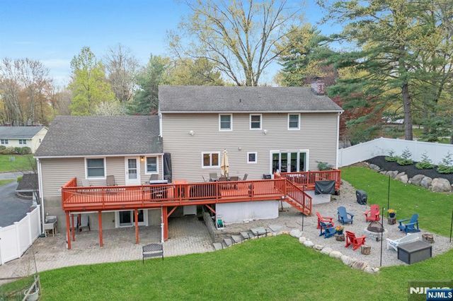25 Dundee Court, Mahwah, NJ 07430
