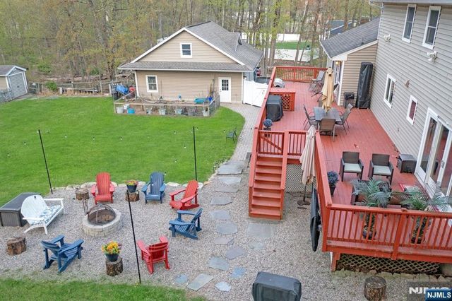 25 Dundee Court, Mahwah, NJ 07430