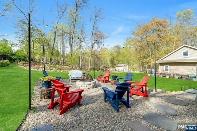 25 Dundee Court, Mahwah, NJ 07430