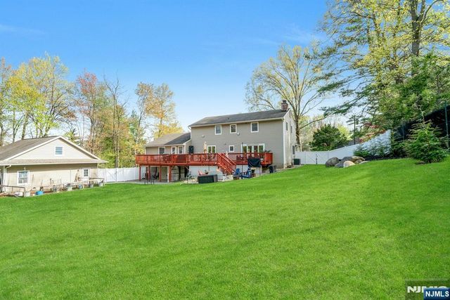 25 Dundee Court, Mahwah, NJ 07430