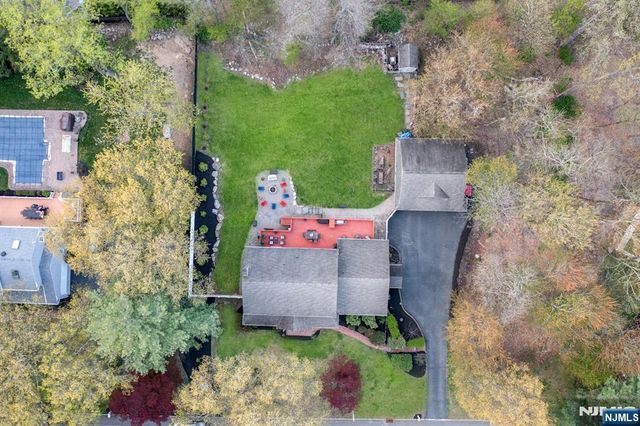 25 Dundee Court, Mahwah, NJ 07430