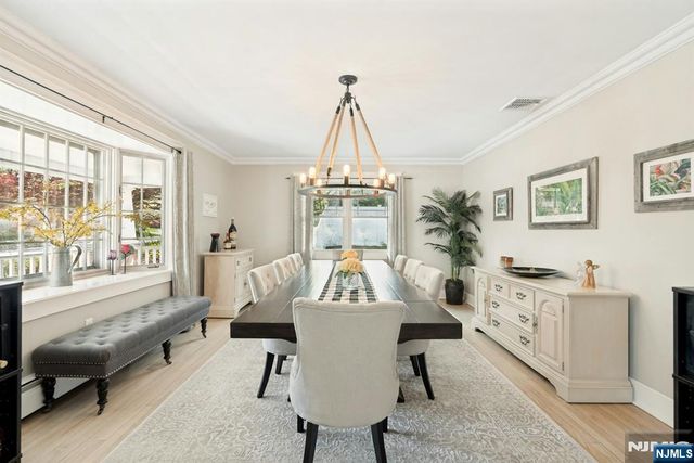 25 Dundee Court, Mahwah, NJ 07430