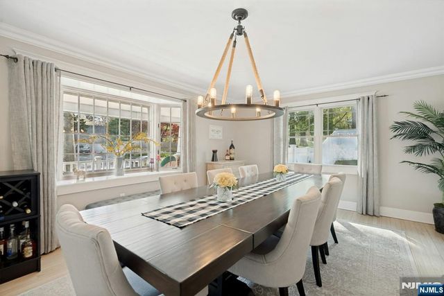 25 Dundee Court, Mahwah, NJ 07430