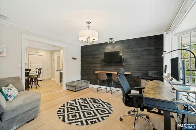 25 Dundee Court, Mahwah, NJ 07430