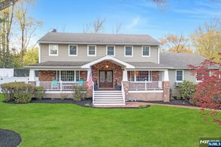 25 Dundee Court, Mahwah, NJ 07430