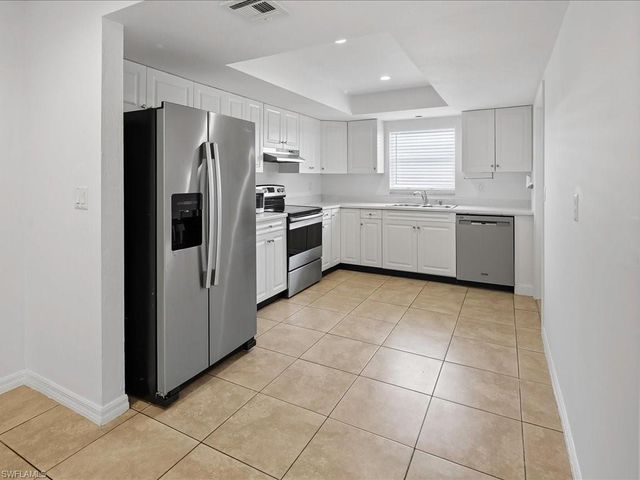 646 99th AVE N, Naples, FL 34108