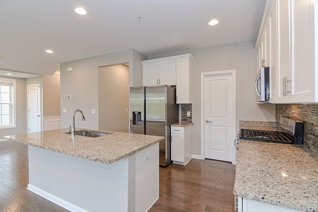 22 Locust Ln 22, Hopkinton, MA 01748