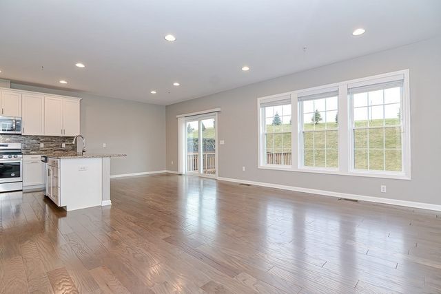 22 Locust Ln 22, Hopkinton, MA 01748