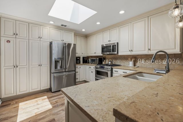 37 Woodbine Pl, Hilton Head Island, SC 29928