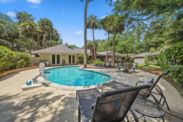 37 Woodbine Pl, Hilton Head Island, SC 29928