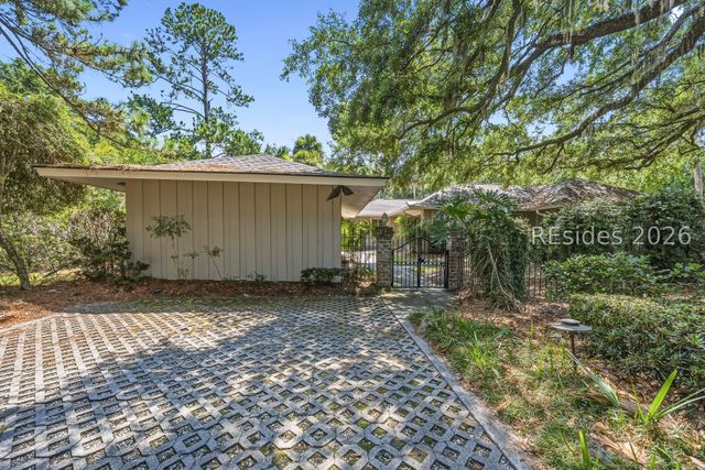 37 Woodbine Pl, Hilton Head Island, SC 29928
