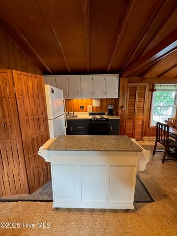 2810 Canal Cove Road, Lake Waccamaw, NC 28450