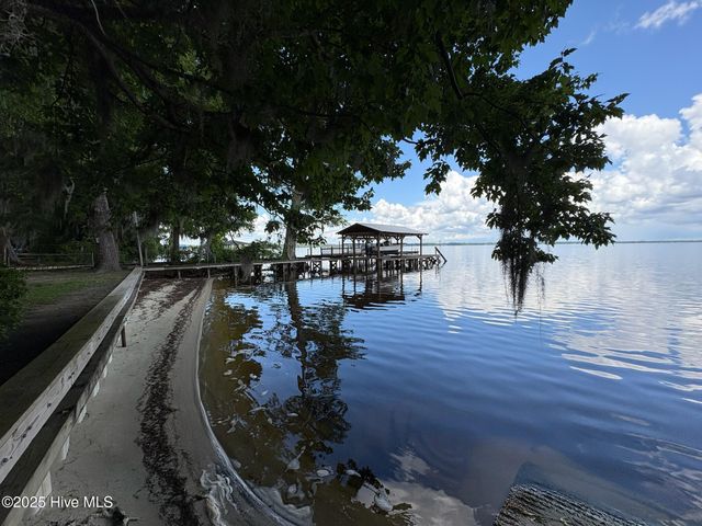 2810 Canal Cove Road, Lake Waccamaw, NC 28450