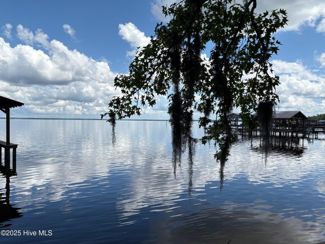 2810 Canal Cove Road, Lake Waccamaw, NC 28450