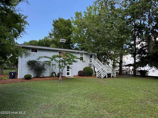 2810 Canal Cove Road, Lake Waccamaw, NC 28450