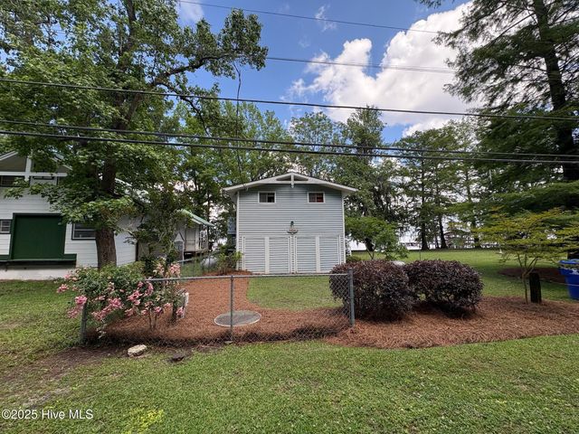 2810 Canal Cove Road, Lake Waccamaw, NC 28450