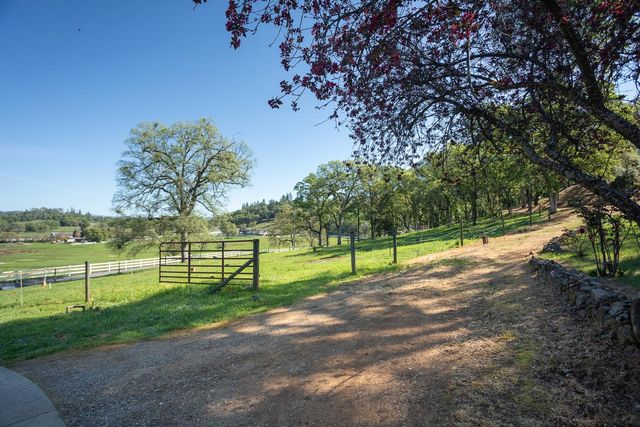 22801 Hidden Ranch Rd, Auburn, CA 95602