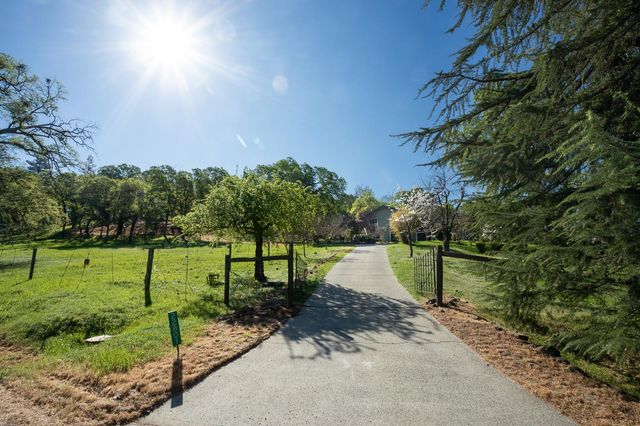 22801 Hidden Ranch Rd, Auburn, CA 95602