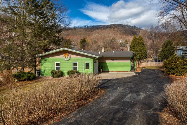 N1963 Wedgewood DRIVE E, La Crosse, WI 54601