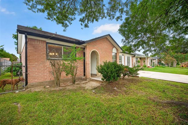 12711 Greenshire Dr Drive, Houston, TX 77048
