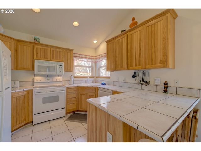 26523 CHIEFTAIN Dr, Rockaway Beach, OR 97136