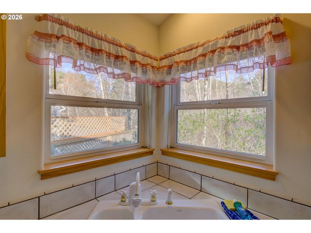 26523 CHIEFTAIN Dr, Rockaway Beach, OR 97136