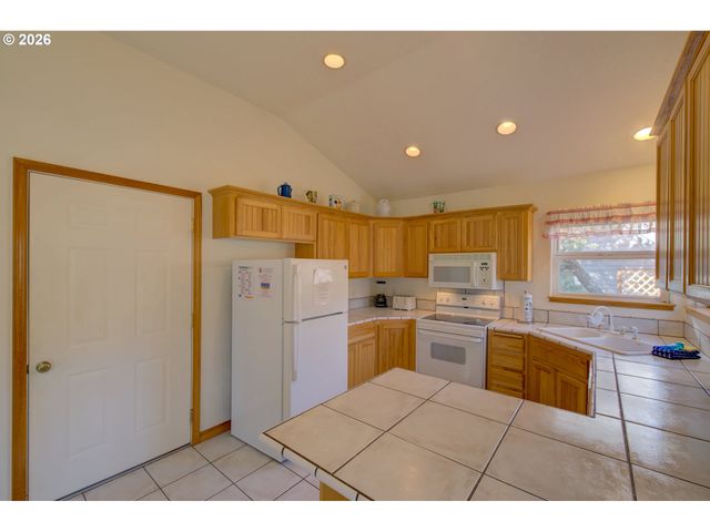 26523 CHIEFTAIN Dr, Rockaway Beach, OR 97136