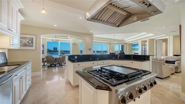 464 GOLDEN GATE POINT 304, Sarasota, FL 34236
