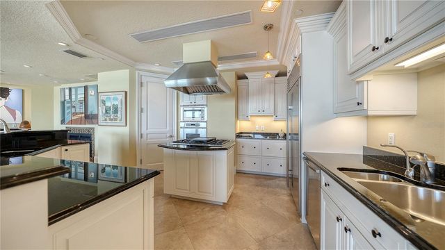 464 GOLDEN GATE POINT 304, Sarasota, FL 34236