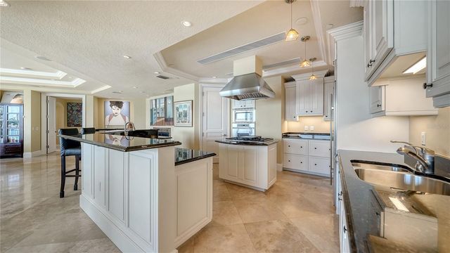 464 GOLDEN GATE POINT 304, Sarasota, FL 34236