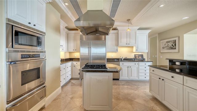 464 GOLDEN GATE POINT 304, Sarasota, FL 34236