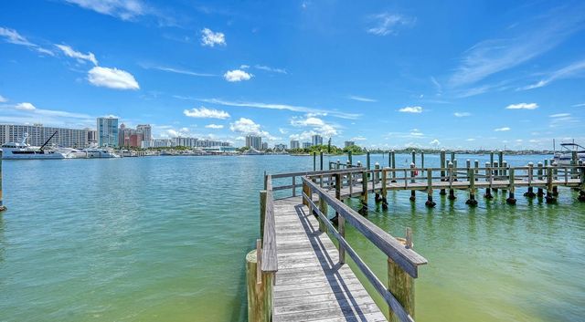 464 GOLDEN GATE POINT 304, Sarasota, FL 34236