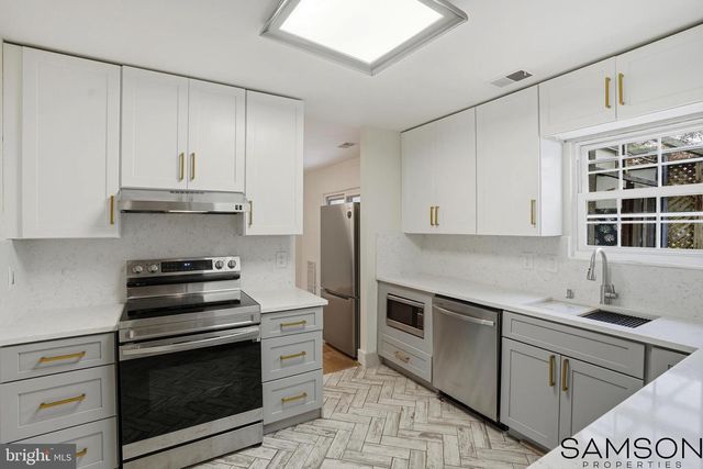 13505 COATES LN, Herndon, VA 20171