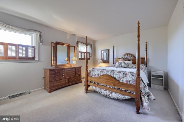 2 MILL RIDGE CT, Lancaster, PA 17601