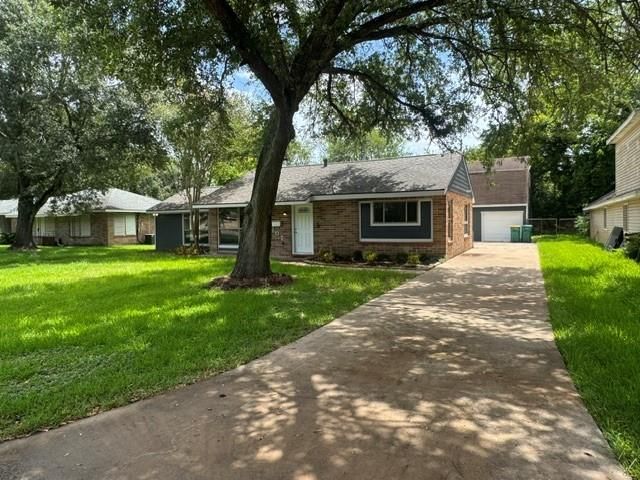 1607 W Houston Drive, La Marque, TX 77568