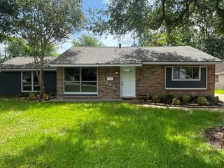 1607 W Houston Drive, La Marque, TX 77568