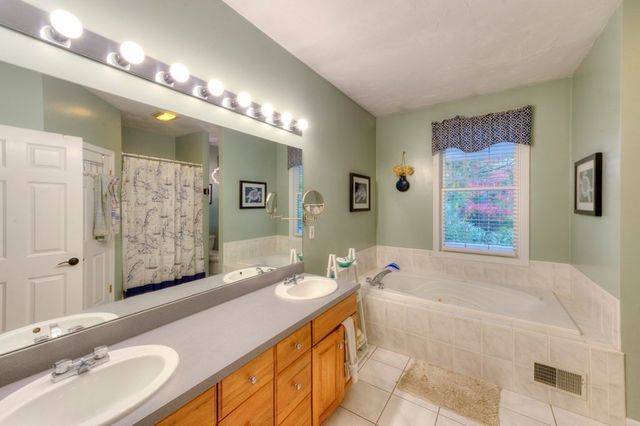 5 Quirk Cir, Milford, MA 01757