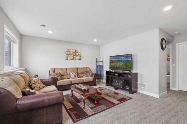 1360 Chestnut Circle, Carver, MN 55315