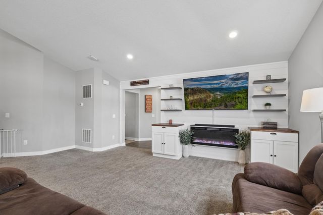 1360 Chestnut Circle, Carver, MN 55315